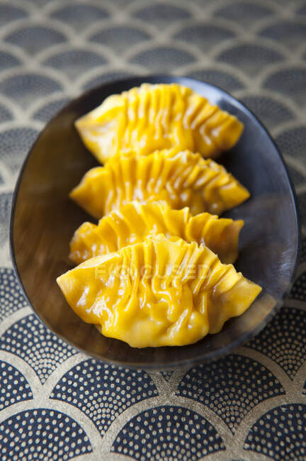 Fruta de mango en un plato - foto de stock