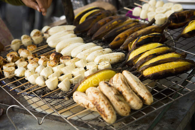 Bananes grillées dans un stand de street food dans la région de China Town (Bangkok) — Photo de stock