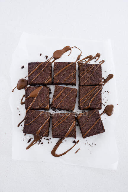 Brownies de chocolate no fundo branco — Fotografia de Stock