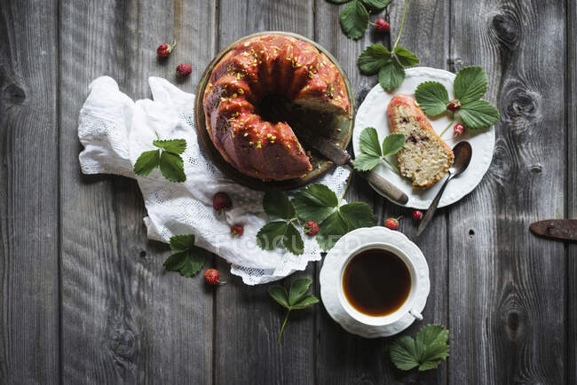 Vegan Bundt cake with strawberries and pistachio nuts — Stock Photo