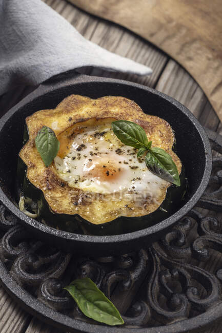 Egg In A Hole (fried egg in a roasted acorn squash) — Foto stock