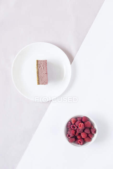 Raspberry cheesecake with raspberries — Stock Photo