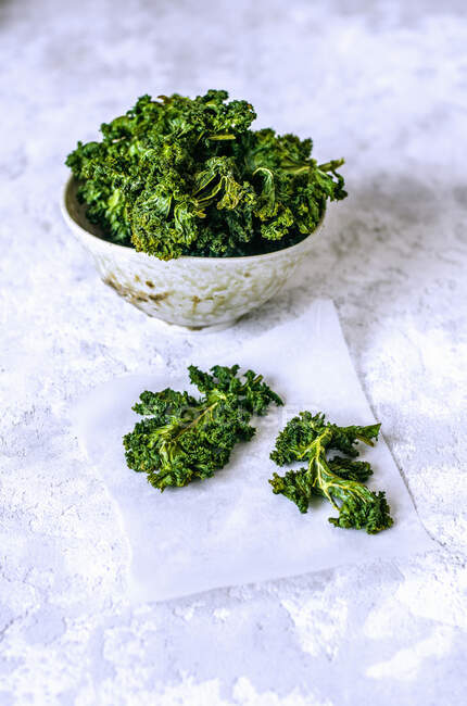Chips from cabbage kale leaves in a crafting bowl. Healthy food. Vegetarian food — Stock Photo