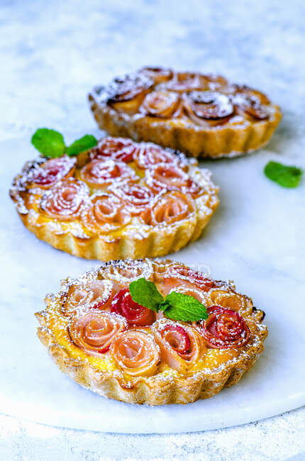 Sand mini tarts with roses made from apple slices — Stock Photo