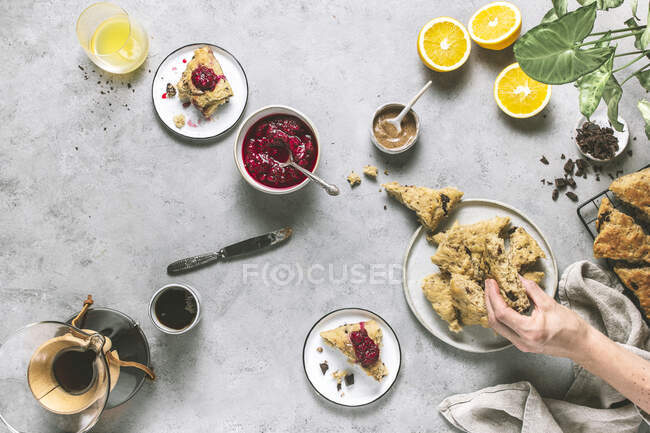 Сніданок з вівсяним хлібом, кавою, апельсиновим соком та джемом Чіа — стокове фото