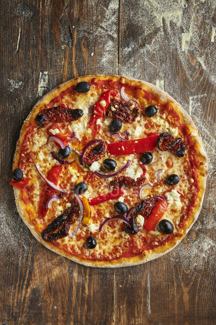 Pizza Greek style with olives, bell pepper and feta — Stock Photo