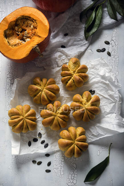 Vegan pumpkin buns on the table — Foto stock