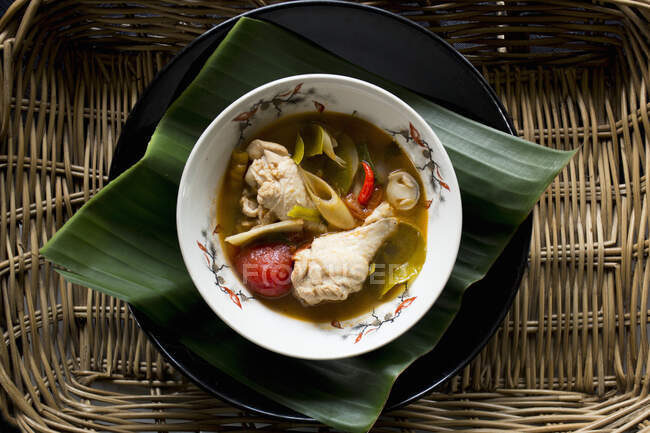 Tom Yum soup with chicken, tomatoes and lemongrass — Stock Photo