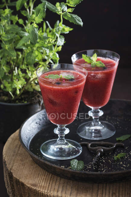 Веганские ягодные коктейли с вином, джином, мятой и тростниковым сахаром — стоковое фото