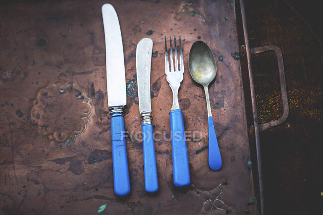 Küchengeräte und Besteck auf einem hölzernen Hintergrund — Stockfoto