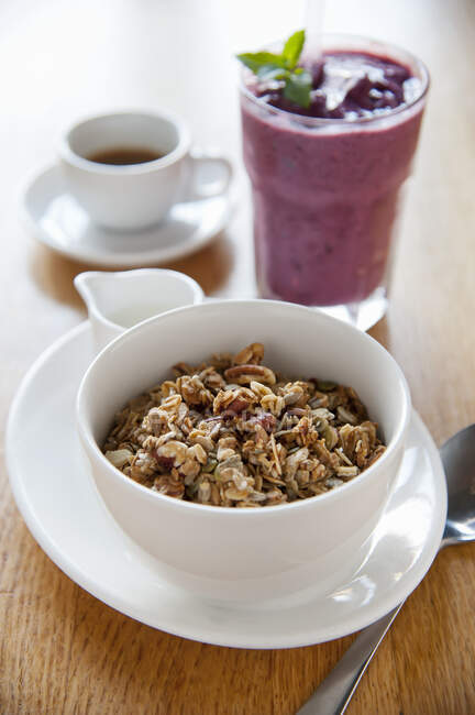 Frühstücksmüsli, Smoothie und Kaffee — Stockfoto
