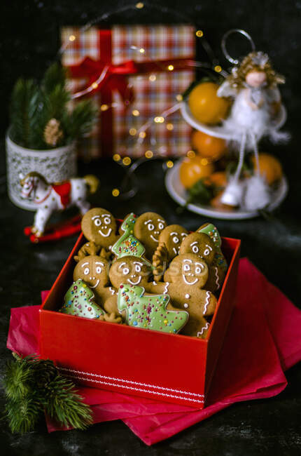 Gingerbread men and Christmas tree biscuits in a gift box — Stock Photo
