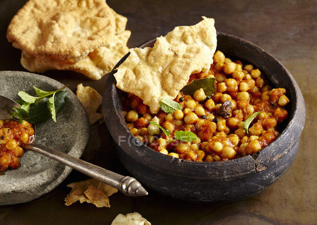 Indian chickpea curry with papadams — Stock Photo