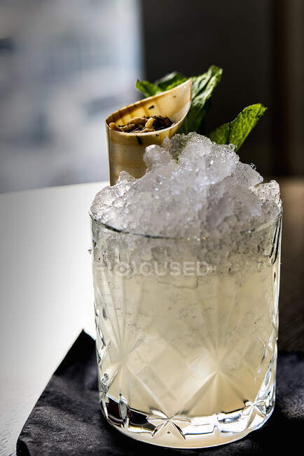 Un cocktail avec glace concassée — Photo de stock