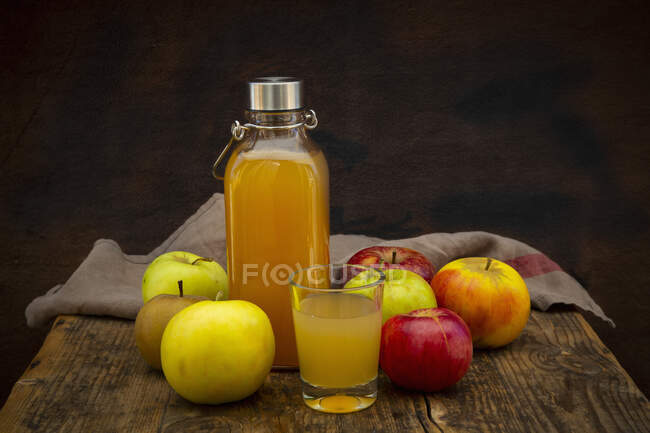 Sumo de maçã orgânico feito de maçãs do pomar — Fotografia de Stock