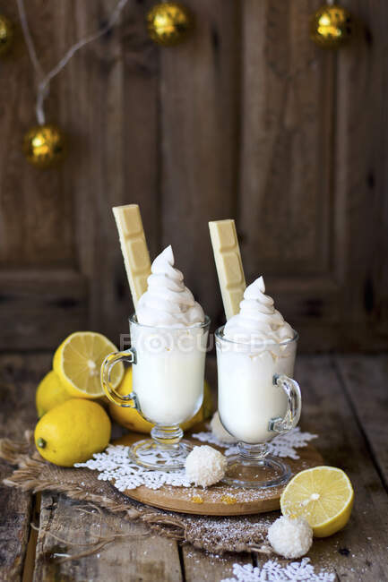 Chocolate caliente blanco con caramelo de limón - foto de stock