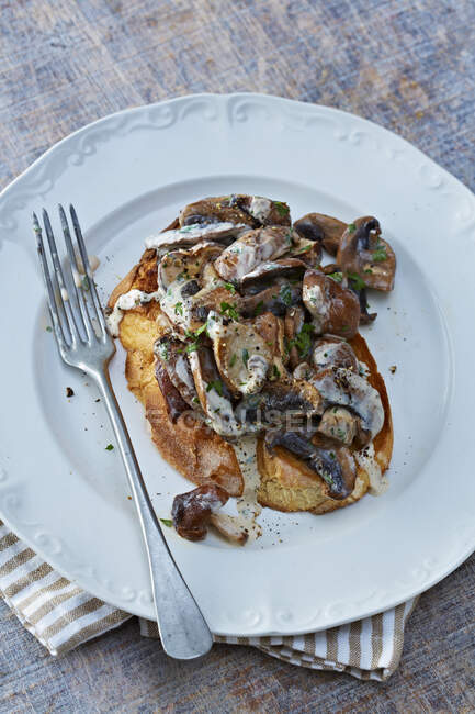 Крупний план смачного тосту з грибами та вершковим соусом — стокове фото