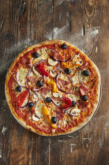 Pizza Venice with black olives and bell pepper — Stock Photo