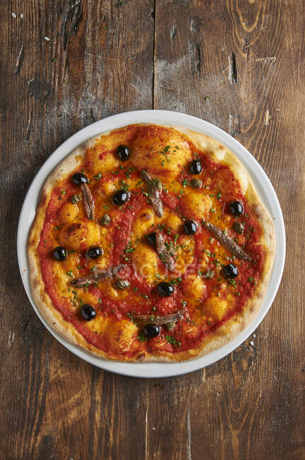 Пицца Наполи с анчоусами и оливками — стоковое фото