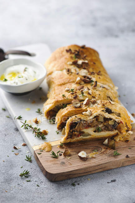 Vegetable strudel with goat's cheese and nuts — Stock Photo