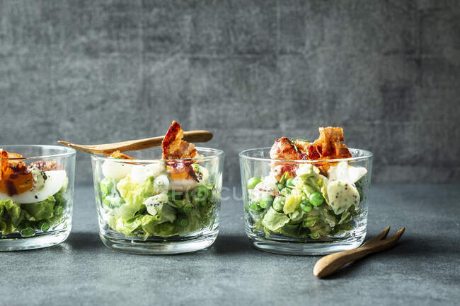 Salada Caesar com bacon frito em copos — Fotografia de Stock