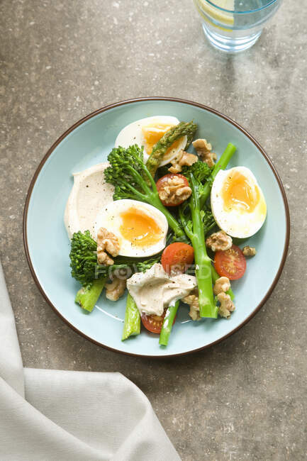 Eiersalat mit Humus und Gemüse, von oben — Stockfoto