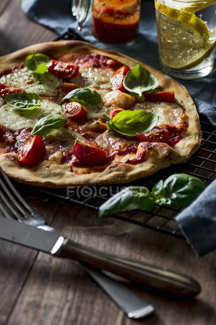 Pizza Margherita aux tomates cerises fraîches, basilic et mozzarella — Photo de stock