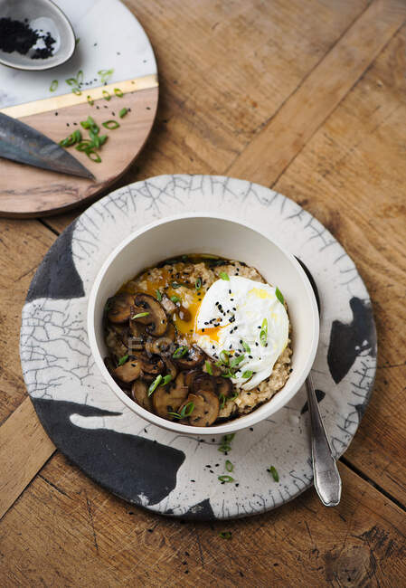 Oat porridge with fried mushrooms and egg — Stock Photo