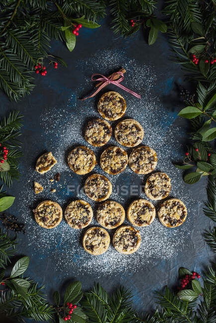 Homemade mince pies with crumble and pecan nut topping — Stock Photo