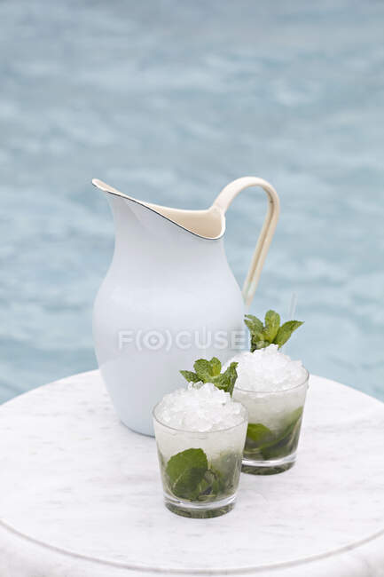 Mojitos on the edge of a swimming pool — Stock Photo