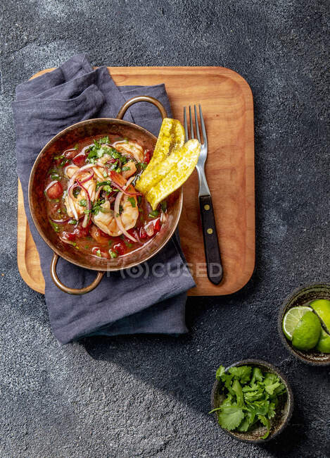 Garnelen-Tomaten-Eintopf mit Kochbananen-Chips — Stockfoto