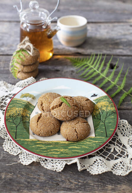 Biscotti di spezie con farina di einkorn su bel piatto — Foto stock