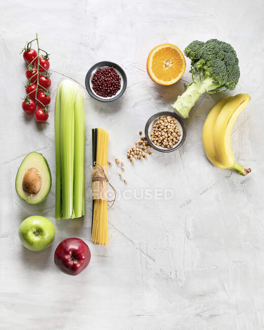 Concepto de comida saludable. vista superior de verduras y frutas frescas sobre fondo blanco. - foto de stock