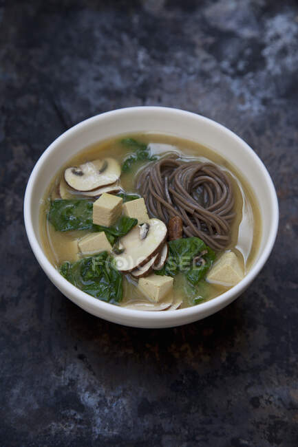 Soupe miso aux nouilles de sarrasin, épinards et tofu — Photo de stock