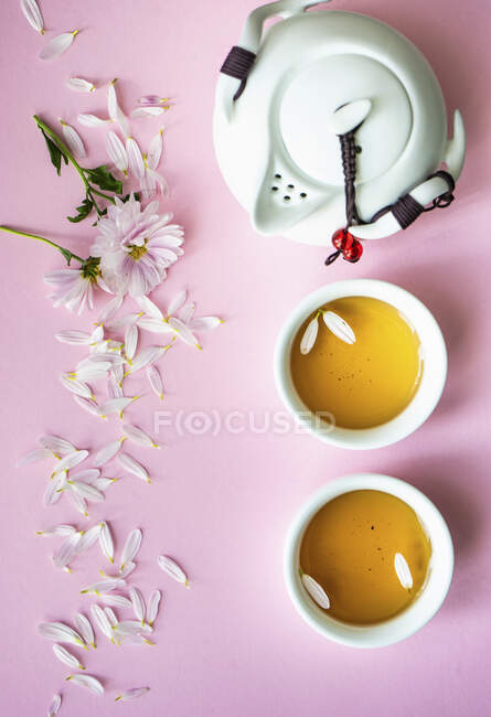 Чай набор с чашкой и чайник в качестве концепции время чая на розовом фоне — стоковое фото