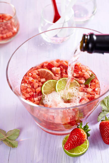 Champagne ajouté au punch à la fraise — Photo de stock