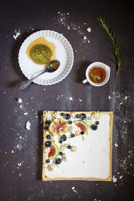 Primer plano de delicioso pastel de queso con higos y bayas - foto de stock