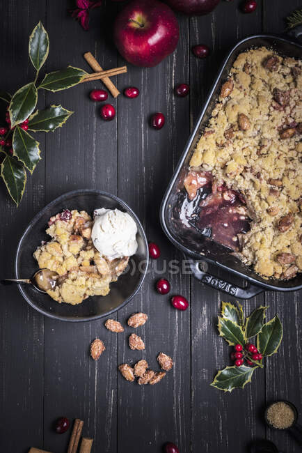 Christmas crumble with roasted almonds and ice cream — Stock Photo