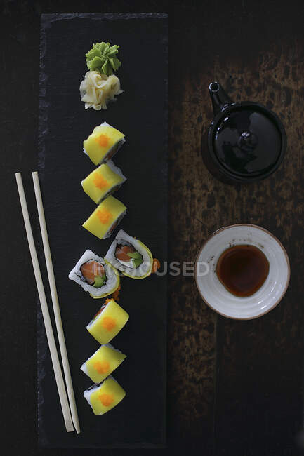Mango roll with cream cheese and tuna — Stock Photo