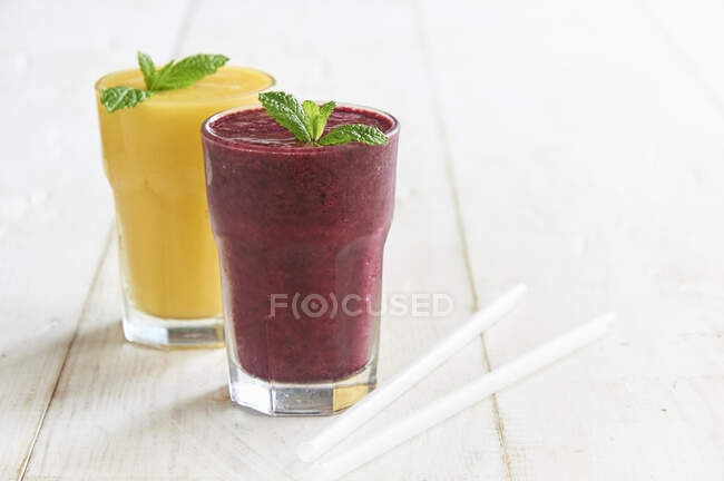Smoothies with fresh mint — Stock Photo