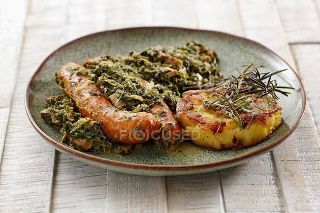 Salsichas de ervilha Vegan com couve e hash de batata — Fotografia de Stock