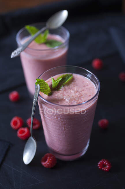 Two Fresh Raspberry Yoghurt Smoothies — Stock Photo