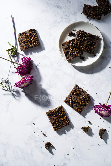 Brownies auf weißem Hintergrund — Stockfoto