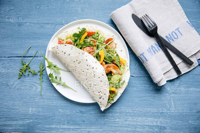 Close-up shot of delicious tortilla with chicken salad — Stock Photo