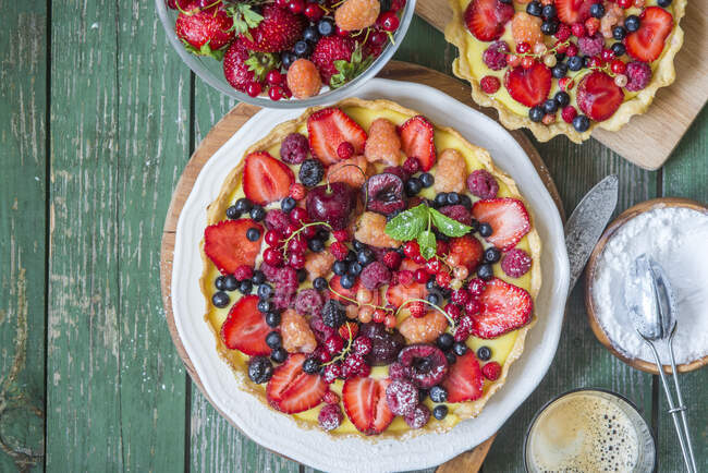 Berry tart with custard filling — Stock Photo