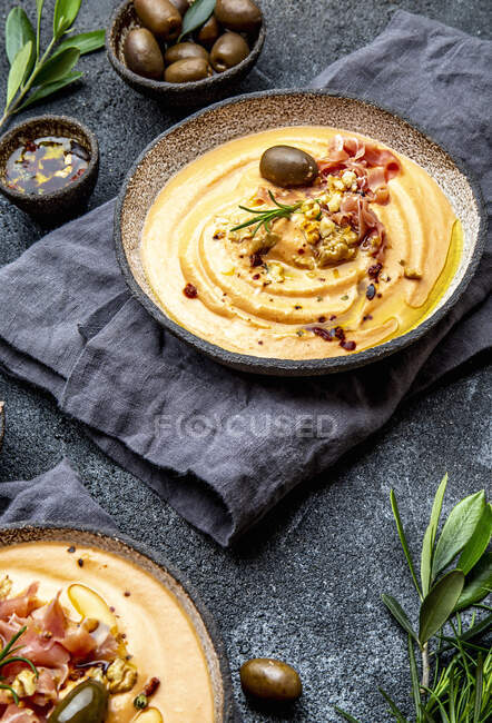Spanish tomato cold soup Salmorejo served with ham serrano and olives — Stock Photo
