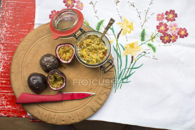 Overnight oats with chia, goji and passion fruit — Stock Photo