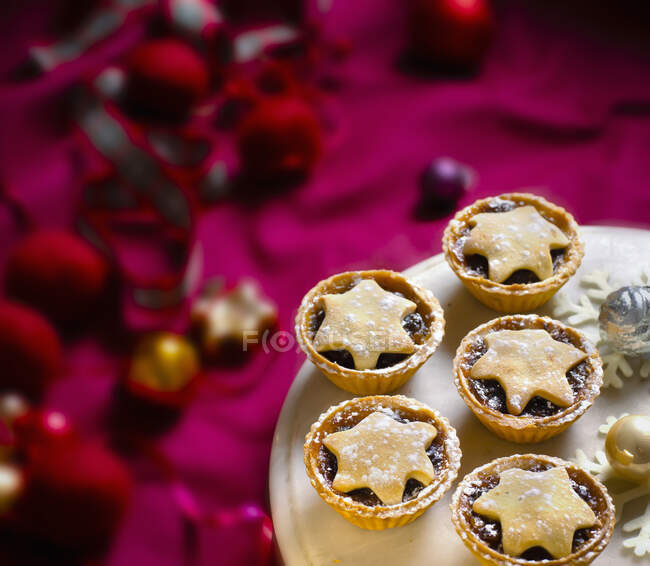 Рождественское печенье с шоколадом и орехами — стоковое фото
