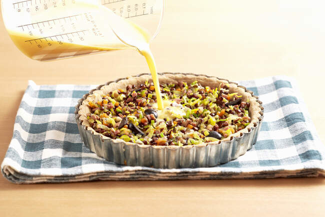 Roman lentil tart with shortcrust pastry, leeks, carrots, bacon, olives and egg — Stock Photo
