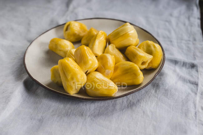 Close-up de deliciosos segmentos de jaca em um prato — Fotografia de Stock